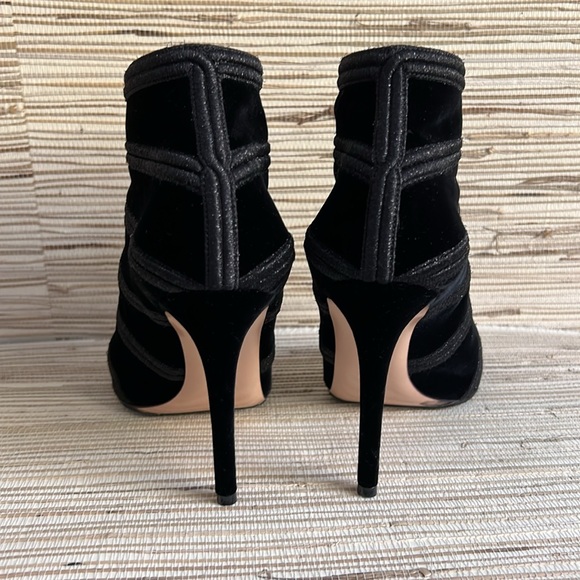 90% Off GIANVITO ROSSI Embroidered Black Velvet Button Bootie Womens 39 8 8.5 - Picture 10 of 17